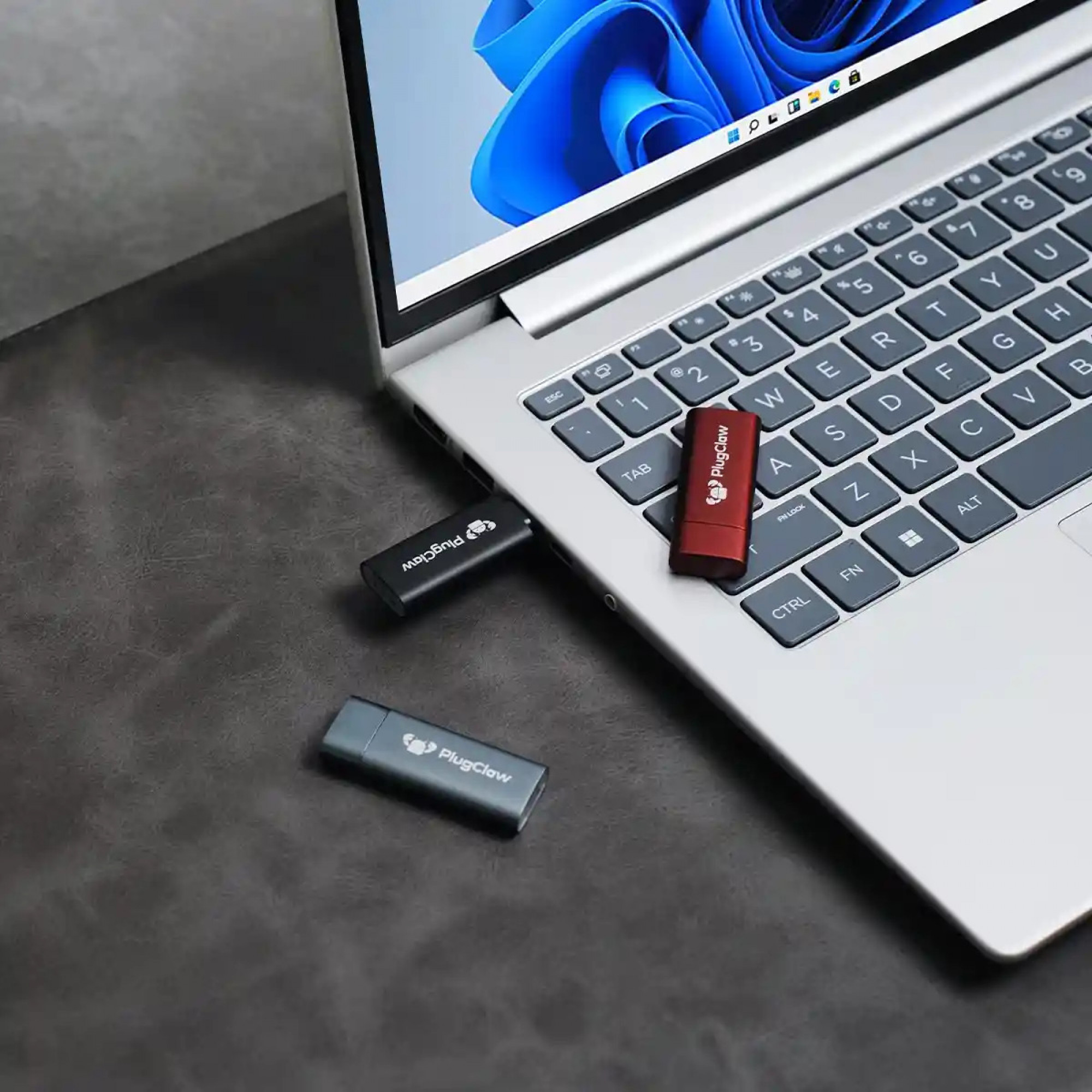 АІ-компьютер PlugClaw: Thumb-sized private AI computer